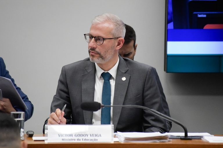 Ministro Victor Godoy garante a deputados liberação de recursos da educação