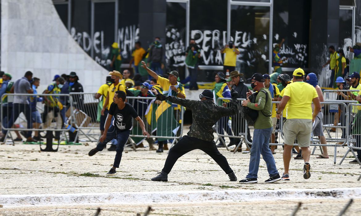 Manifestantes invadem Congresso, Palácio do Planalto e STF