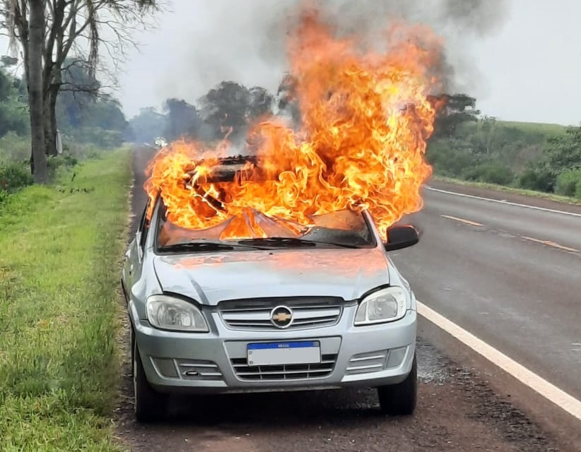 Veículo pega fogo e fica totalmente destruído na BR-468, em Campo Novo