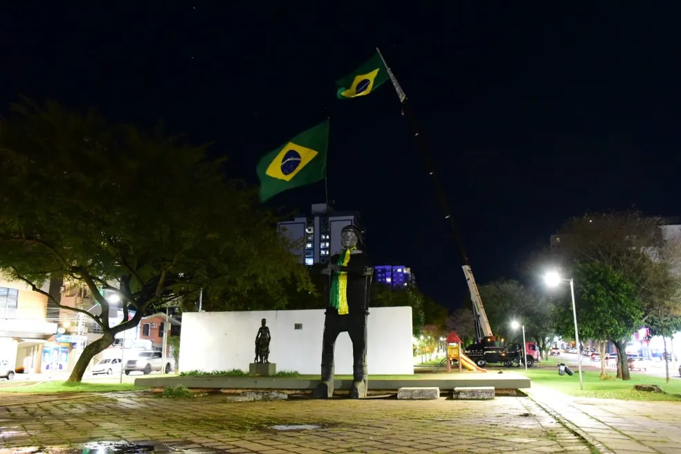 Justiça Eleitoral determina retirada de estátua de Bolsonaro de praça em Passo Fundo