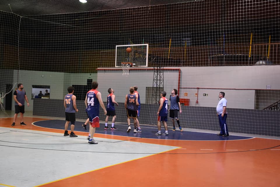 O basquete ganha espaço e movimenta jovens e veteranos em Três Passos