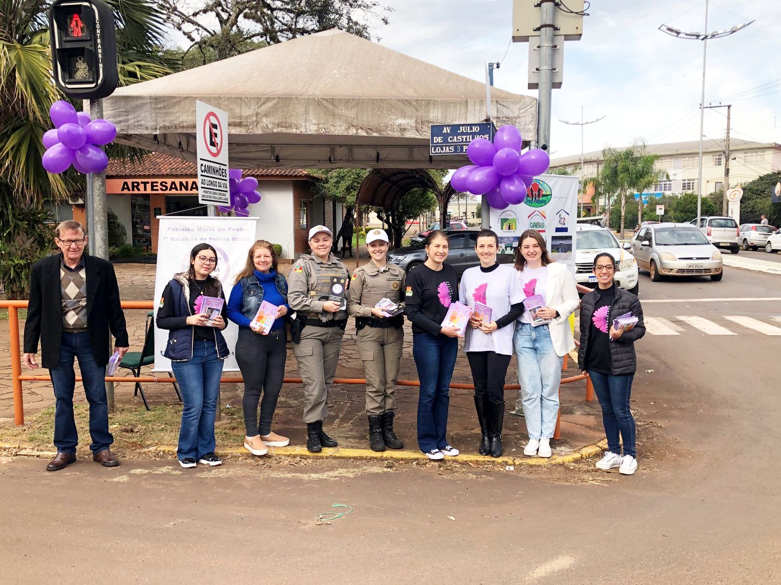 Cartilha com informações sobre a violência contra a mulher é entregue na Praça Reneu Geraldino Mertz em Três Passos