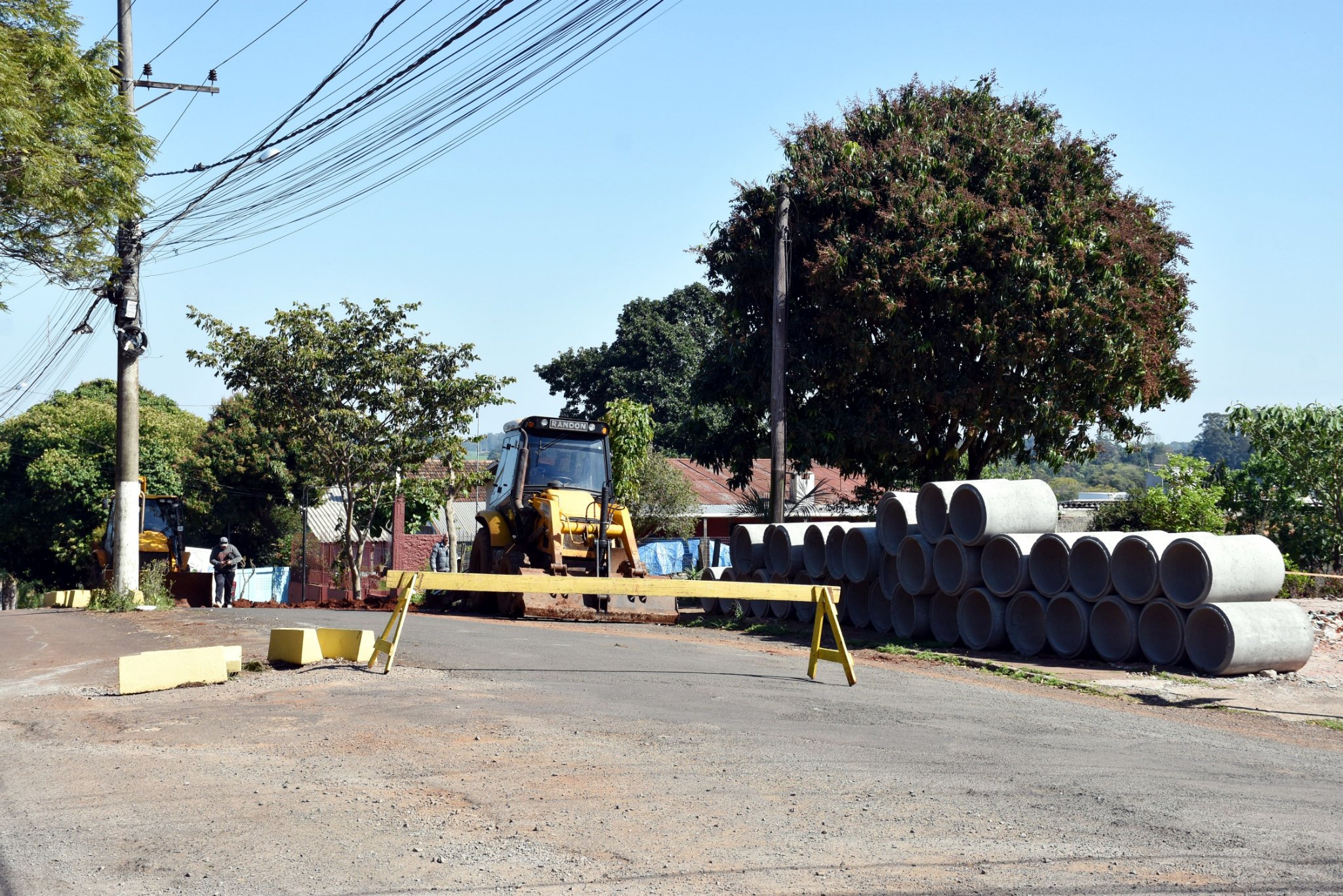 Secretaria de Obras e Viação de Três Passos progride com a troca de tubos na Rua Gaspar Silveira Martins