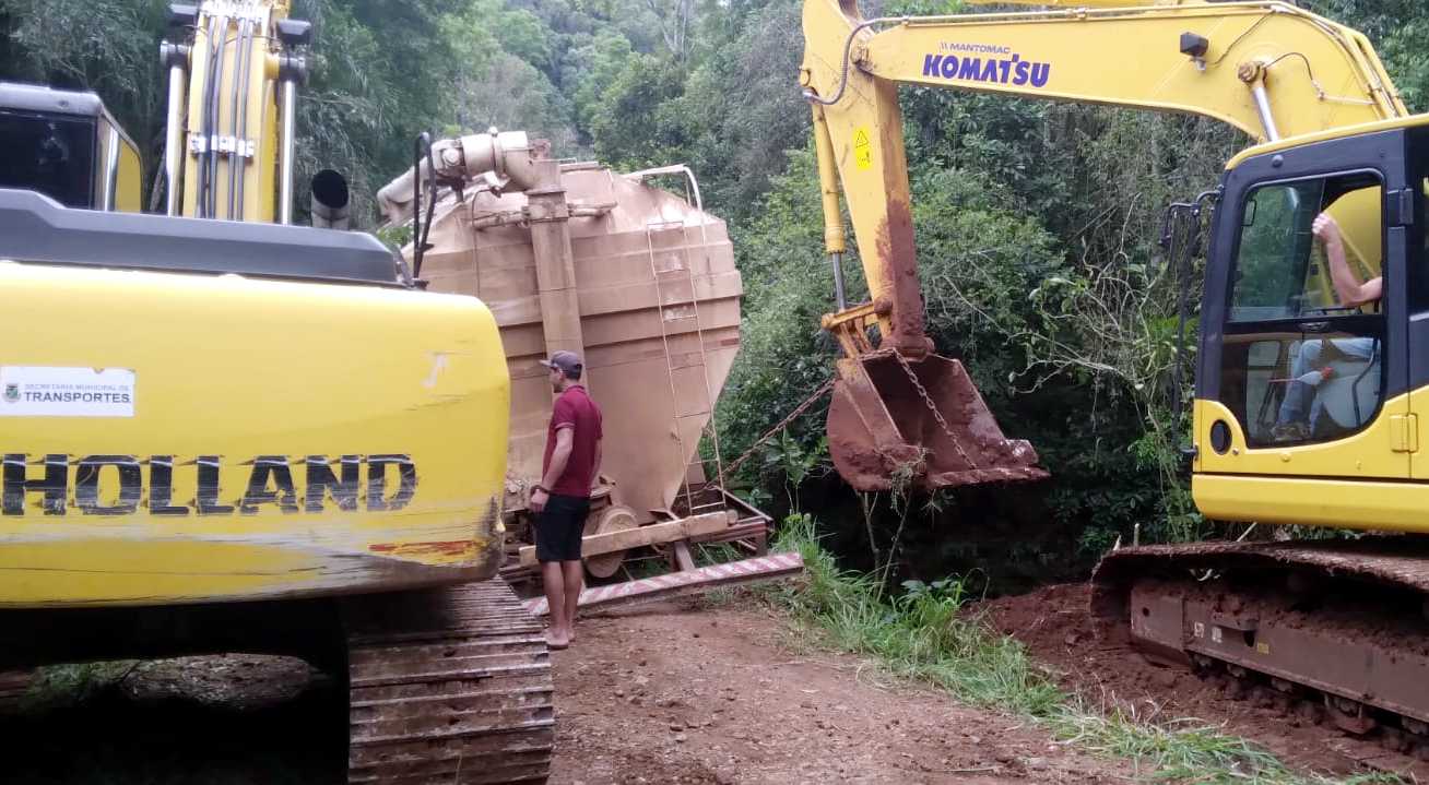 EQUIPE DO SOBREAVISO DA PREFEITURA DE TRÊS PASSOS RESGATA CAMINHÃO EM LINHA CATÓLICA