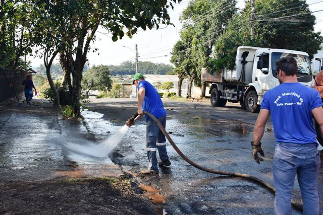 Três Passos: Secretaria de Obras realiza limpeza da Rua General Osório