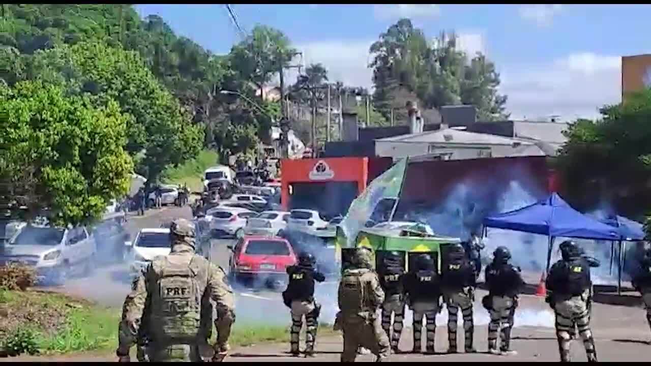 Tropa de choque usa bombas de gás, dispersa manifestantes e libera a BR-116 em Novo Hamburgo