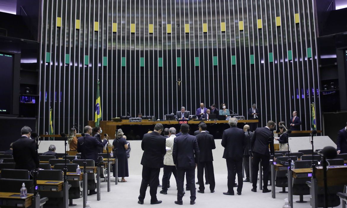 Após apagão, Câmara retoma hoje votação da PEC dos Benefícios Sociais