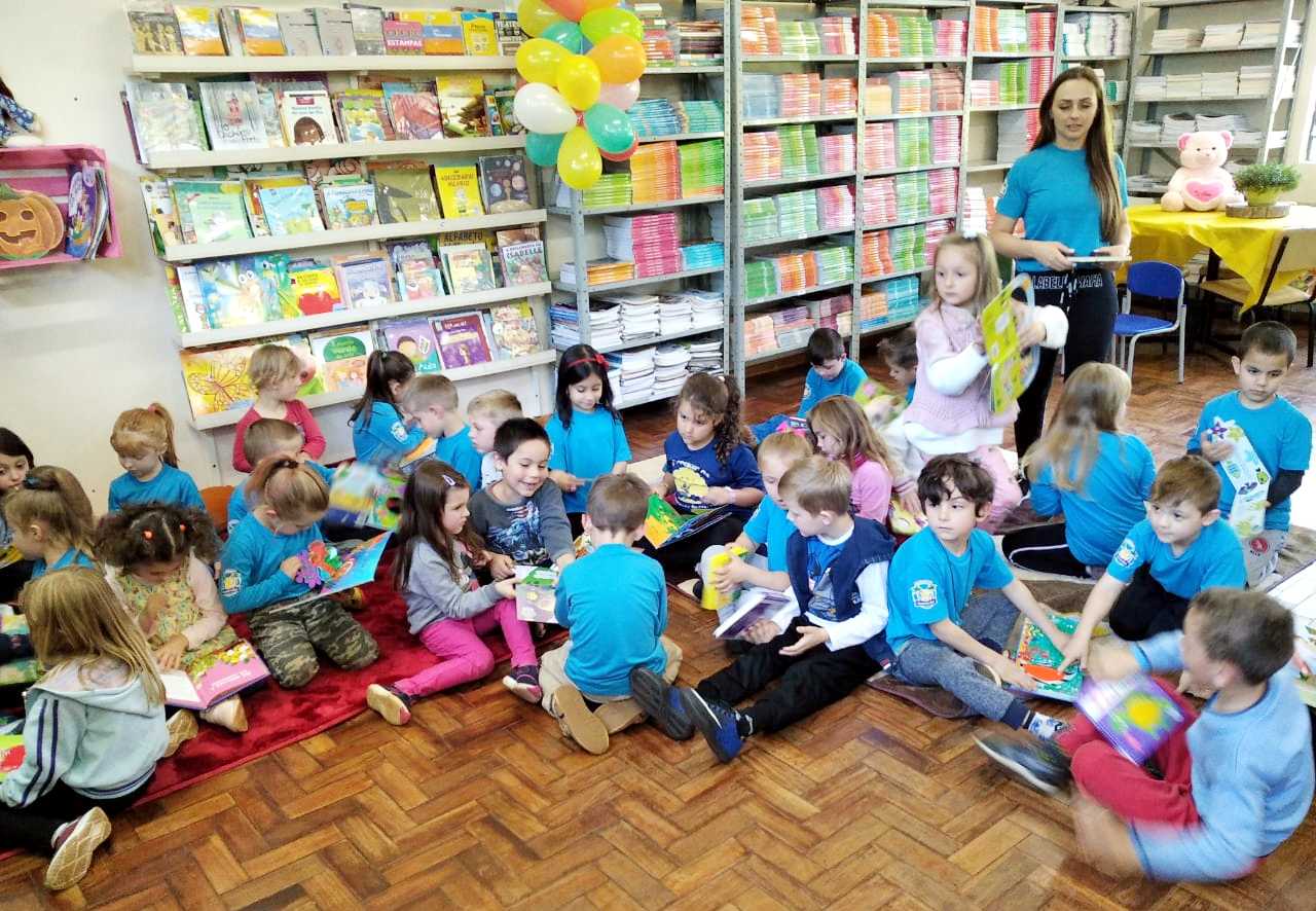 SMEC de Três Passos e Sicredi entregam livros na EMEF Gonçalves Dias através do programa Apoiar Fundo Social