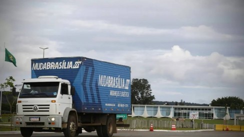 Palácio da Alvorada recebe caminhão de mudança a 15 dias do fim de mandato