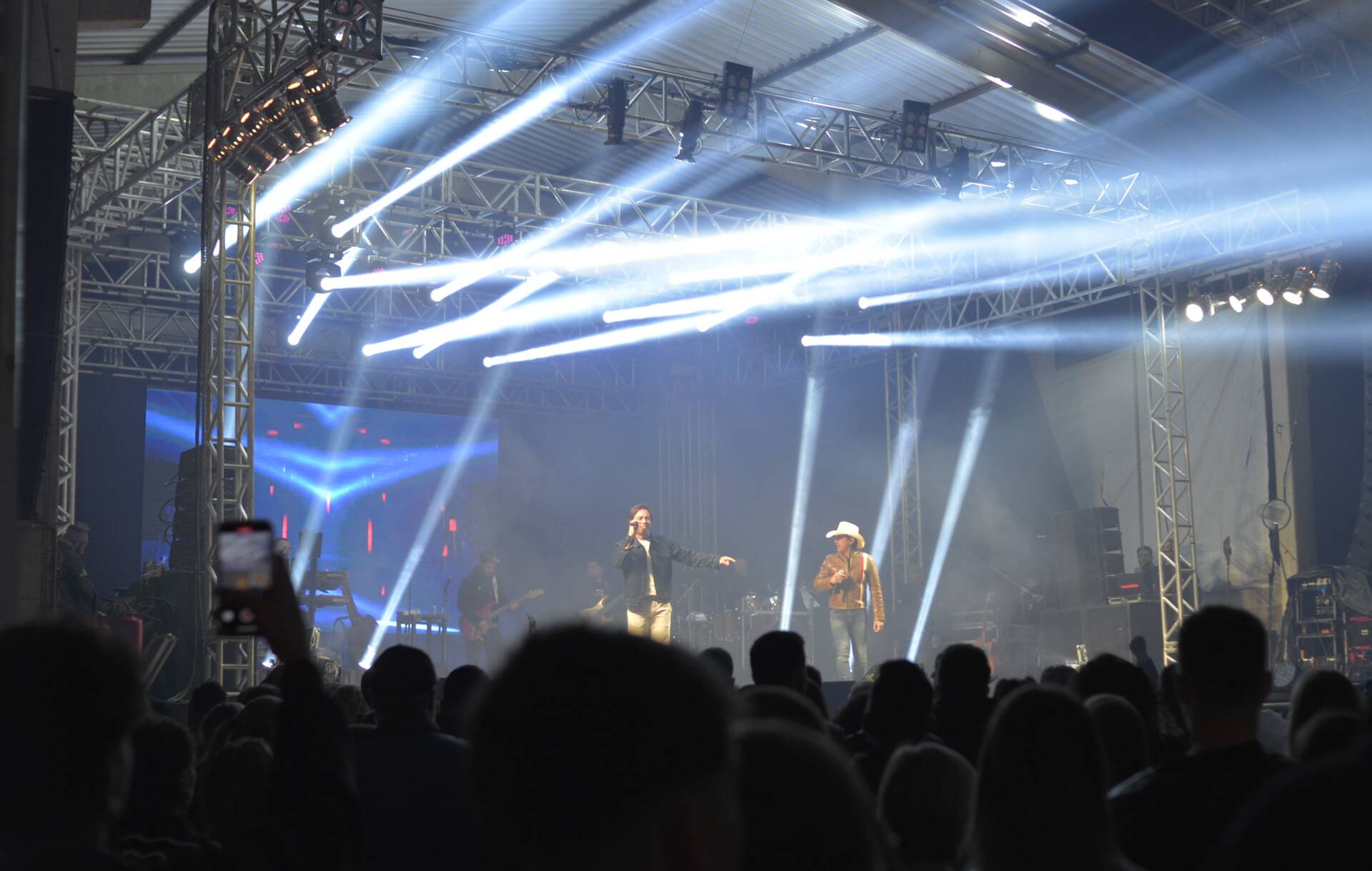 Show de Guilherme e Santiago empolgou o público na noite de domingo na 16ª FEICAP