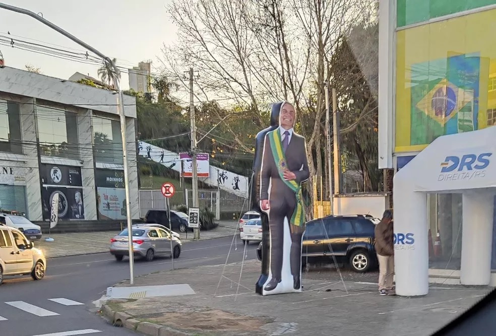 Justiça Eleitoral determina retirada de boneco inflável de Bolsonaro exposto em Porto Alegre