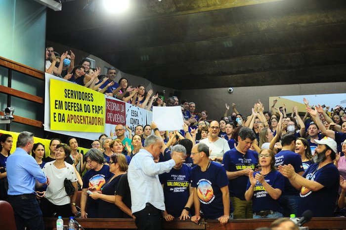 Votação da Reforma da Previdência, em Caxias do Sul, é suspensa após moedas serem atiradas contra vereadores