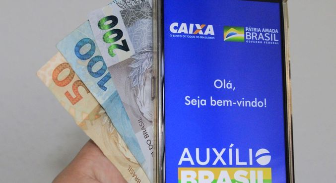 Beneficiários com NIS final 8 recebem hoje Auxílio Brasil