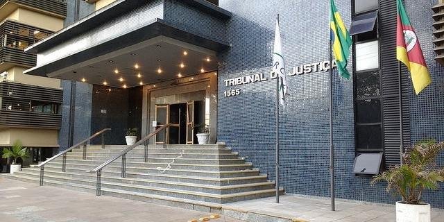 Desembargador do Tribunal de Justiça do RS suspende novas adesões a programa de escolas cívico-militares na rede estadual do estado