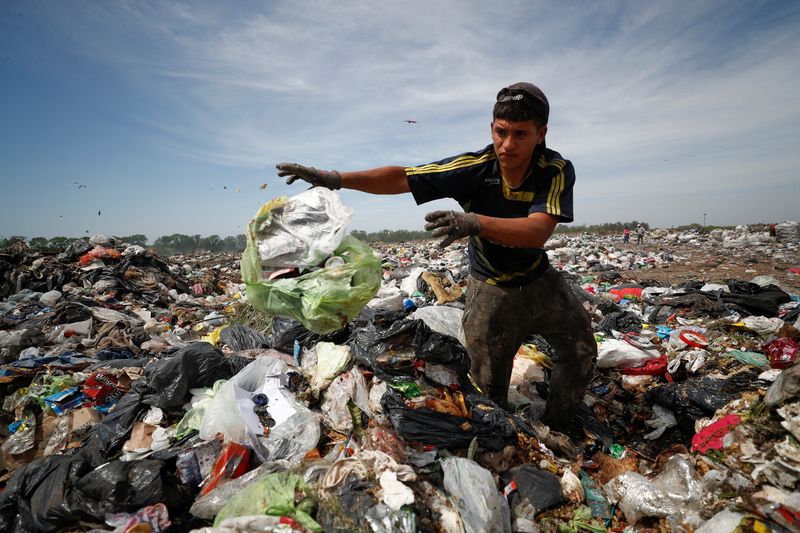 Argentinos sofrem com inflação de 100% e buscam lixões para sobreviver