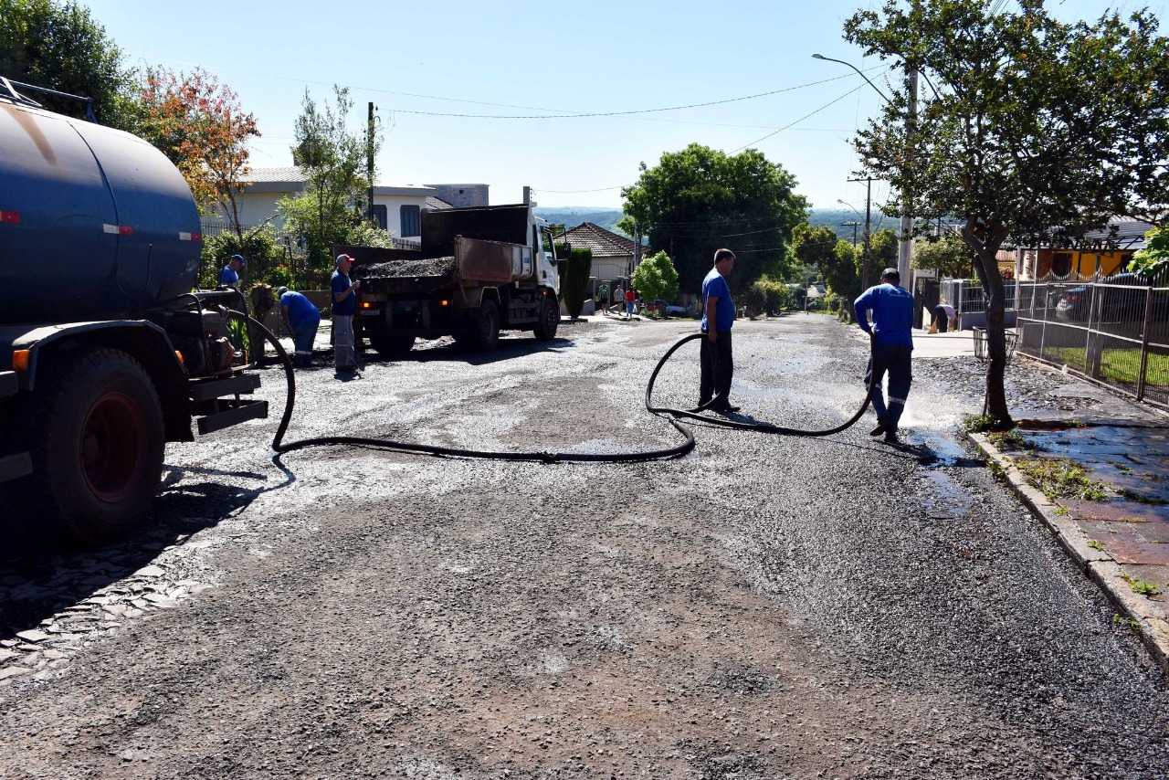 Prefeitura de Três Passos faz reparo de reperfilamento na Rua Elemar Fensterseifer