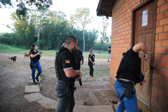 Polícia Civil realiza operação contra facções que faziam "consórcio" para trazer drogas do Paraguai ao RS