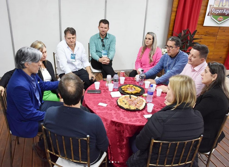 EXECUTIVO MUNICIPAL DE TRÊS PASSOS DIALOGA COM O CONSUL ARGENTINO DURANTE A 16ª FEICAP