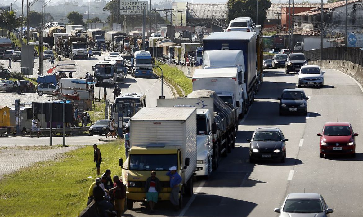 Caminhoneiros recebem auxílio com parcela dobrada