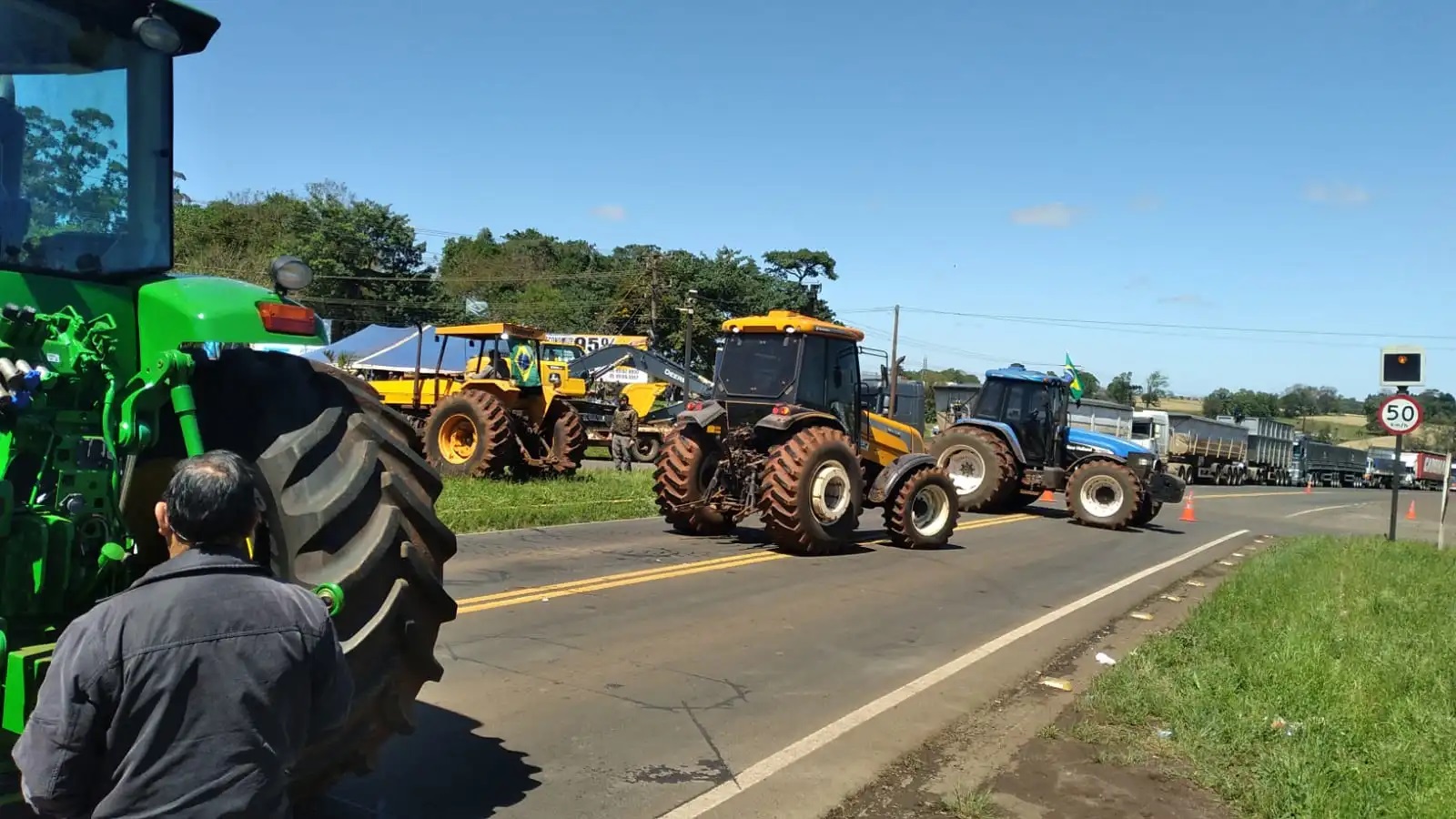 Caminhoneiros bloquearam por completo ao meio dia Trevo da BR-285 no Posto 44 em Ijuí