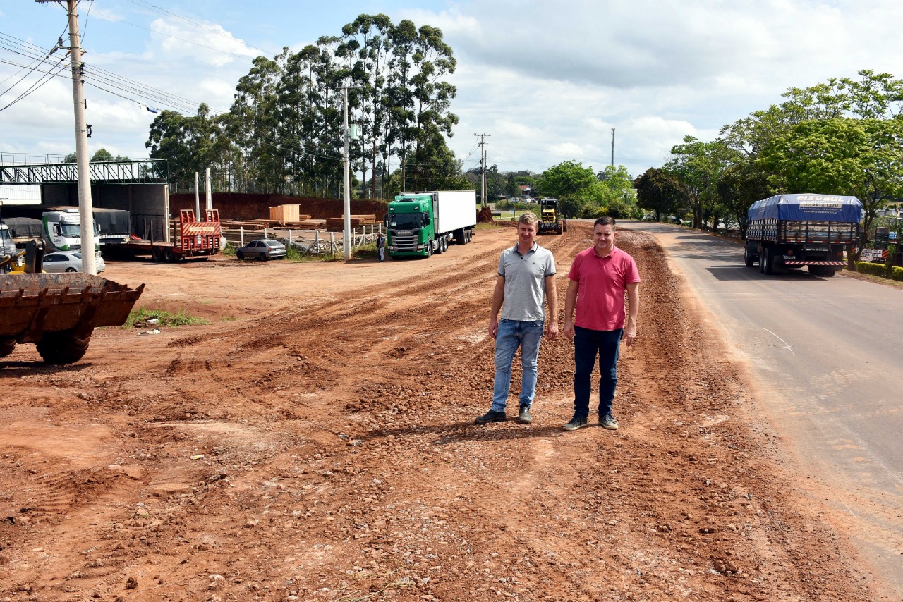 Prefeito de Três Passos vistoria obras no acostamento da RSC-472