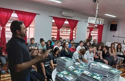 ESCOLA MUNICIPAL AYRTON SENNA DE TENENTE PORTELA RECEBE PALESTRA SOBRE EDUCAÇÃO SANITÁRIA